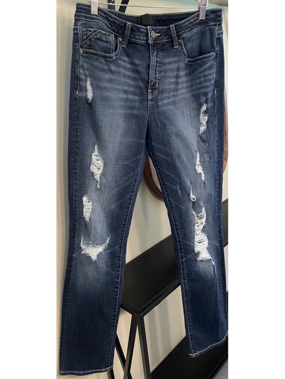 Buckle Black Curvy Straight Blue Jeans Size 32x32 Distressed Ripped
